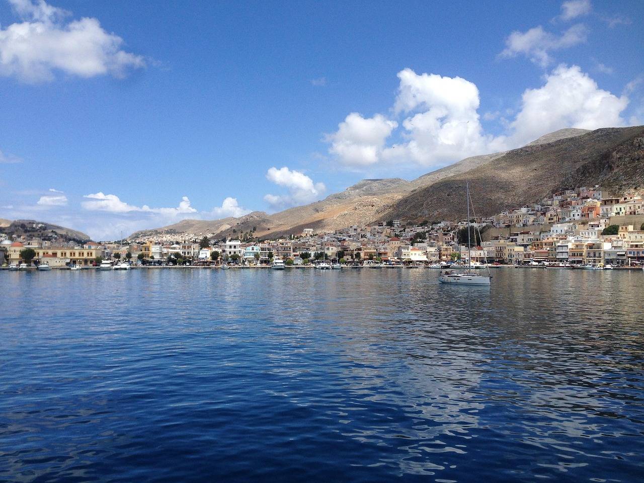 Pobřeží a přístav na ostrově Kalymnos