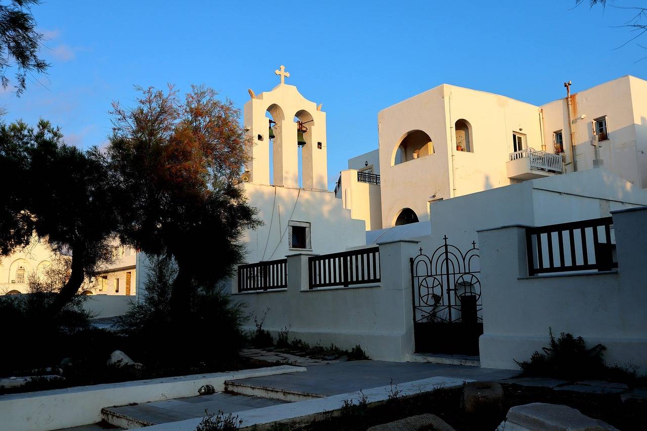 Bílý klášter s kostelíkem na ostrově Naxos