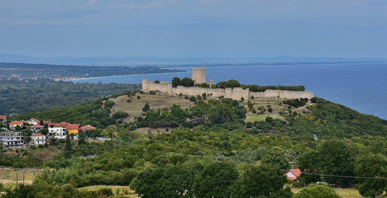 Hrad Platamonas nad mořem nedaleko Leptokarie