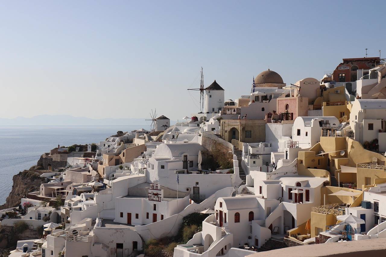 Bílé domy a větrný mlýn v Oii na Santorini